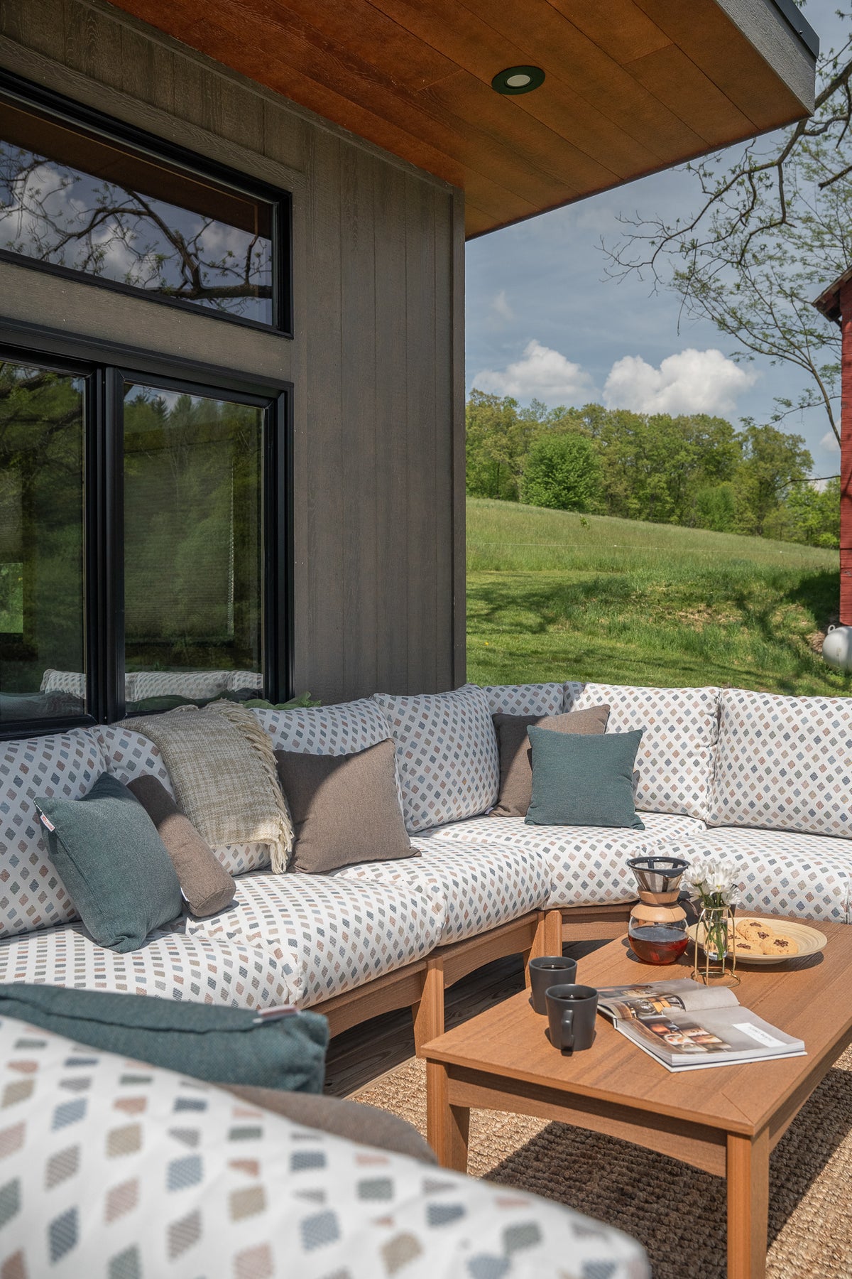 Terrazzo laminaat terrastafel en 2 taupe stoelen Terrazzo laminaat terrastafel en 2 taupe stoelen